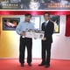 Presidente da Classificação de Titulos Honours Committee Chairman Lam Kin Cheong entrega o Prémio a vencedor