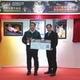 Presidente da Assembleia Geral da Associação Fotográfica Ma Chi Son entrega o prémio a vencedor