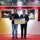 Presidente do Instituto do Desporto Pun Weng Kun entrega o prémio a vencedor